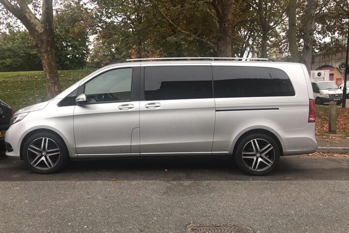srebrn kombi parkiran na parkirišču