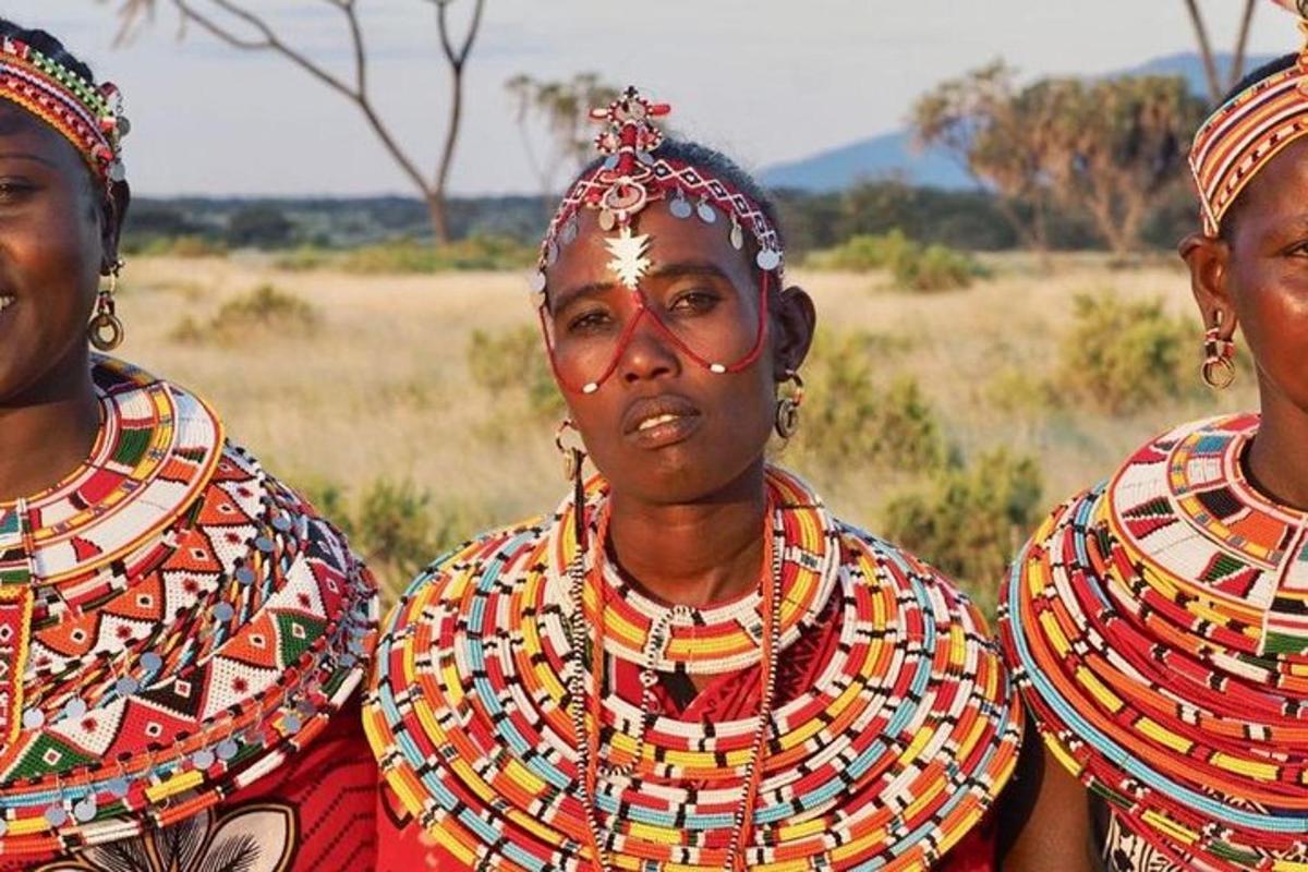 un gruppo di tre donne vestite con abiti colorati