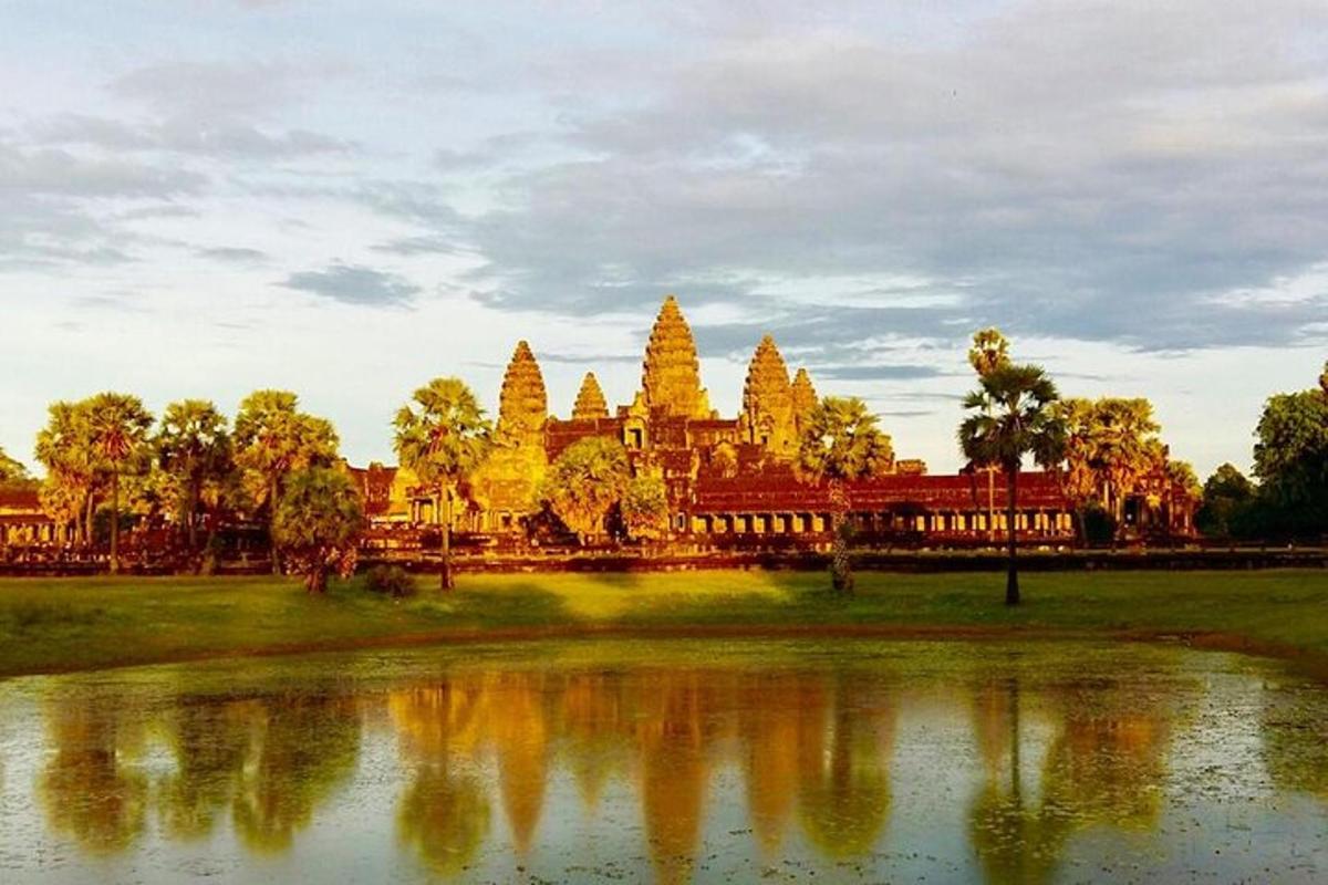 un edifici amb un reflex en una massa d'aigua