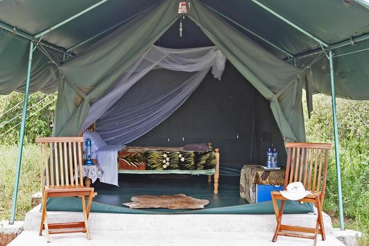 una tenda con un letto e due sedie dentro