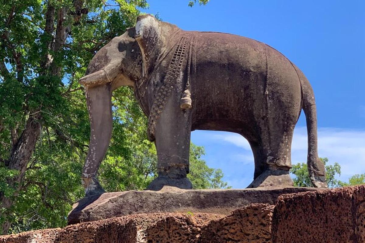 una statua di un elefante in piedi in cima a un muro