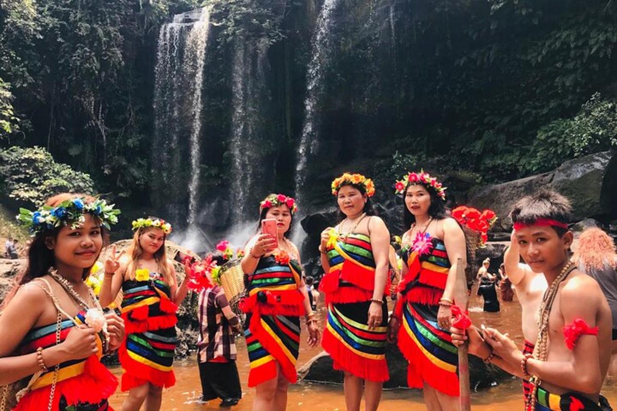un grup de dones dempeus davant d'una cascada