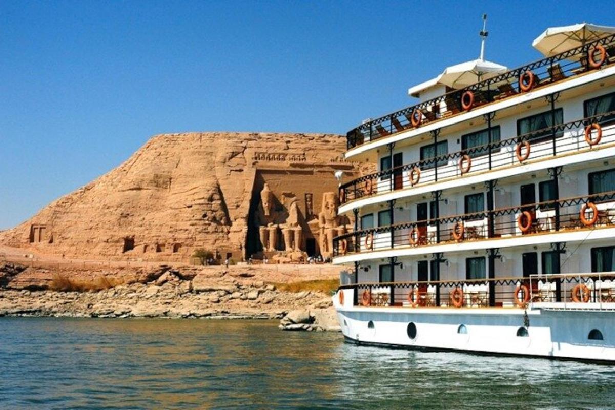 Un crucero en el agua frente a una montaña