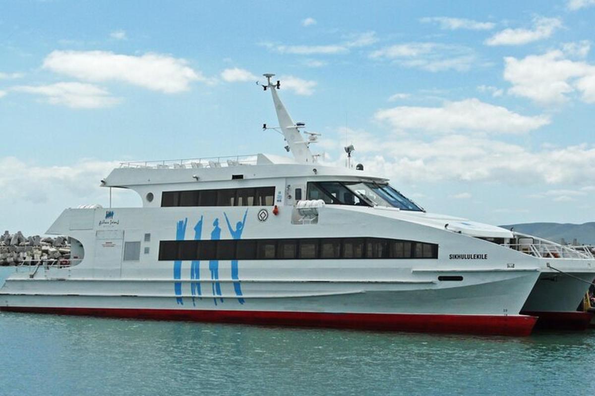 un grand bateau blanc assis dans l'eau
