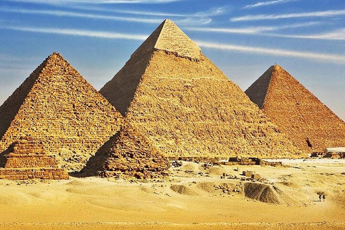 مجموعة من الأهرامات تقع في الصحراء