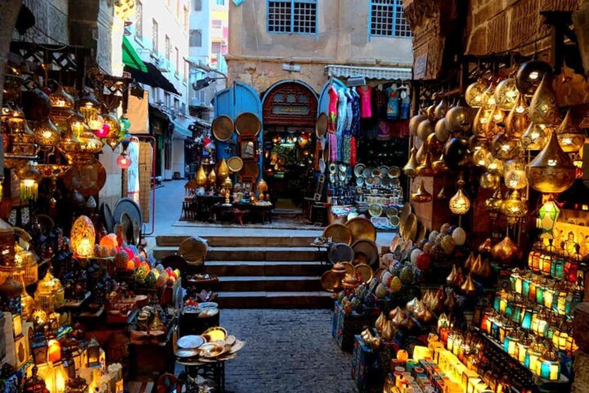 متجر به أضواء وأشياء أخرى في الشارع