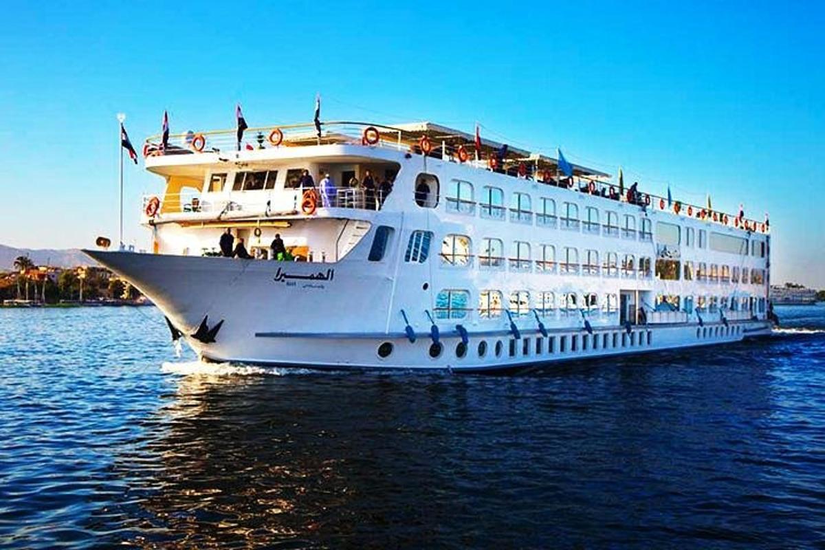 Un crucero en el agua con gente a bordo.