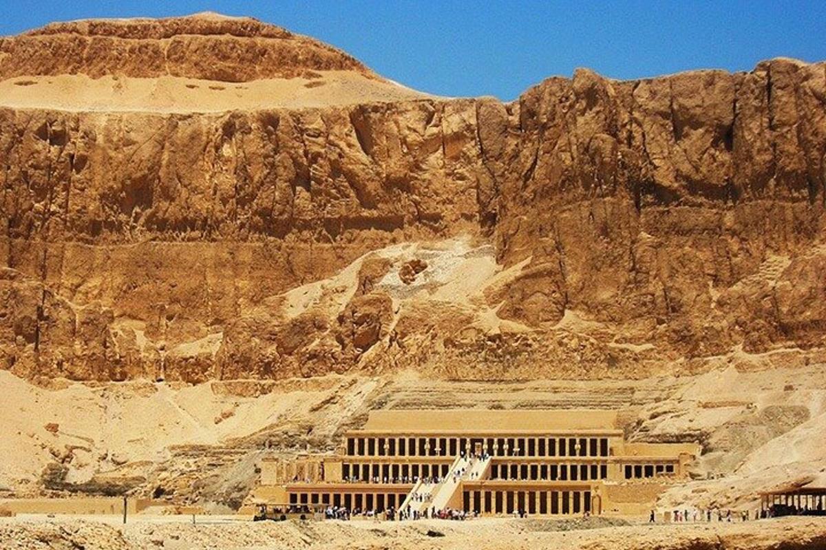 un edificio nel deserto accanto a una montagna