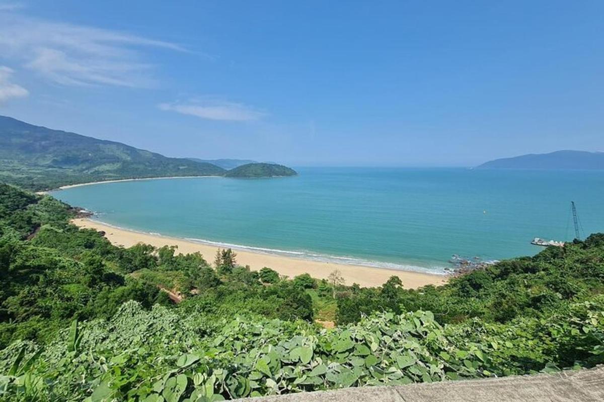uma vista de uma praia com o oceano