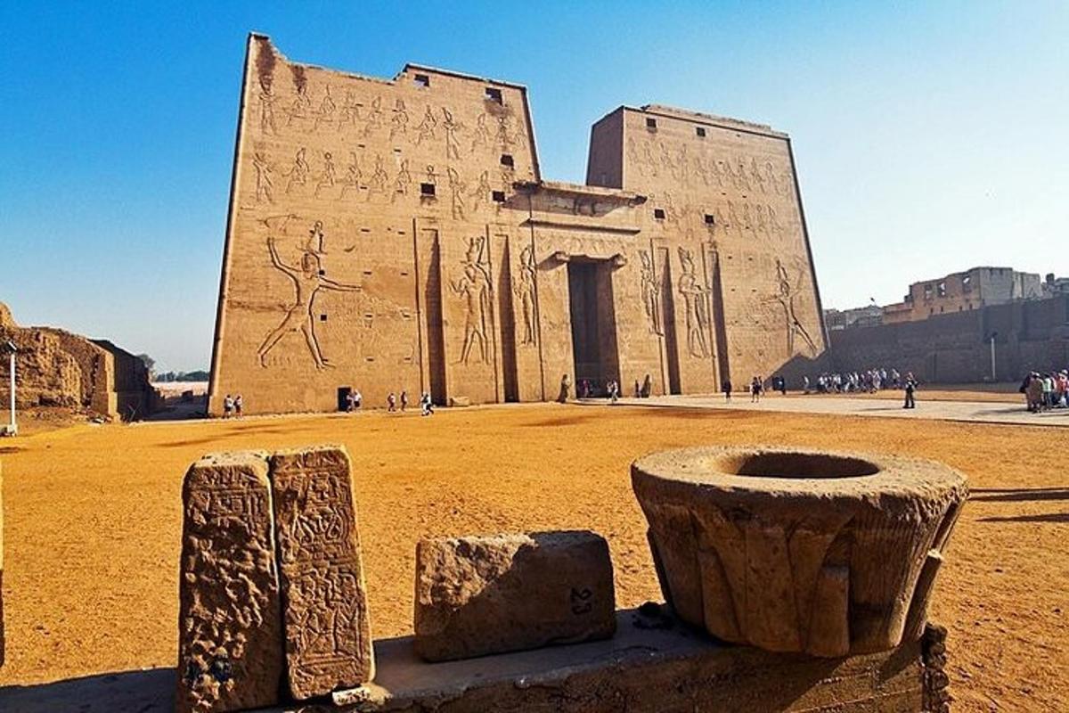 un grande edificio con statue di fronte