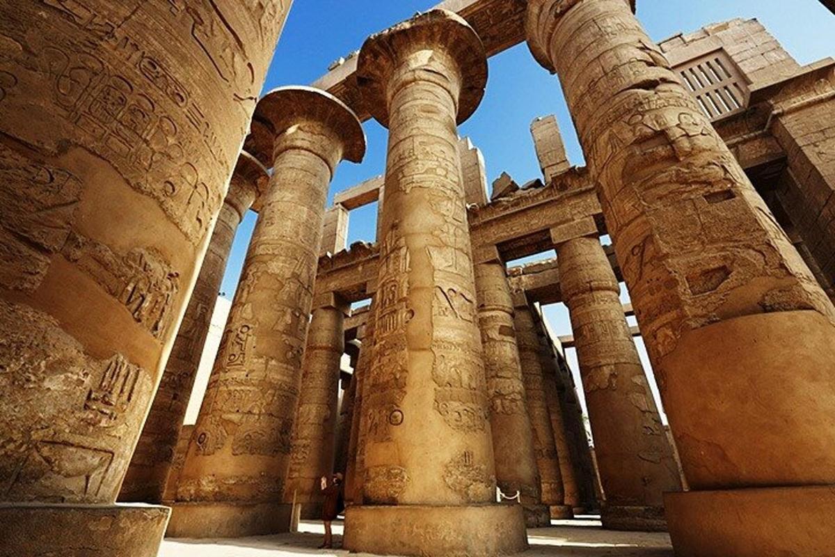 ruinas antiguas de un edificio con columnas y techos