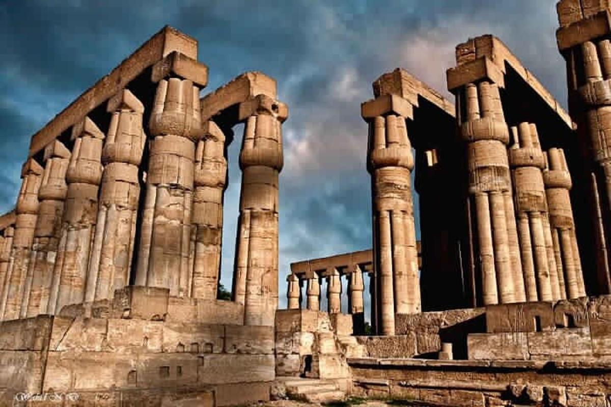 un antico edificio con colonne di fronte