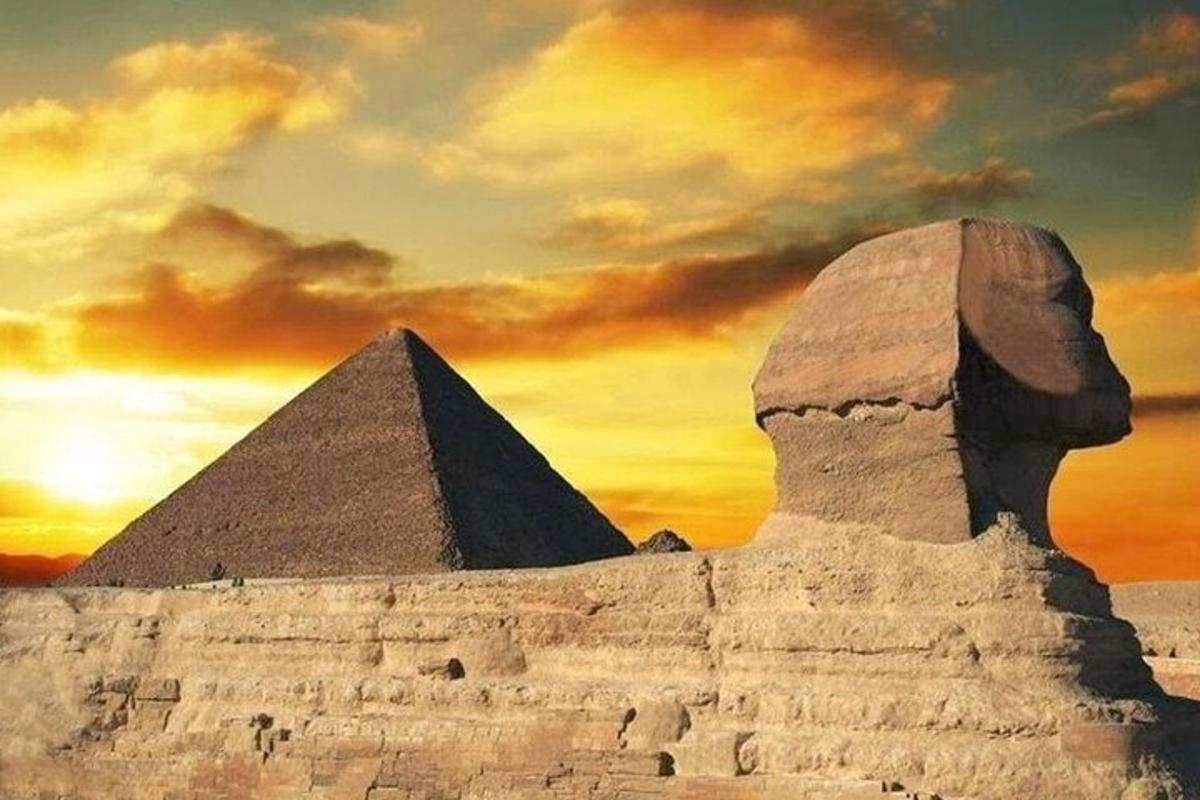 slika sfinge in piramide ob sončnem zahodu