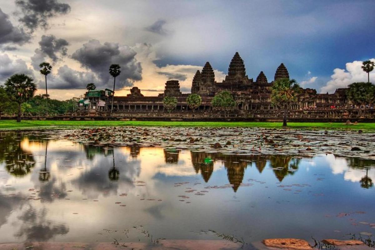 en refleksjon av et tempel i en vannmasse