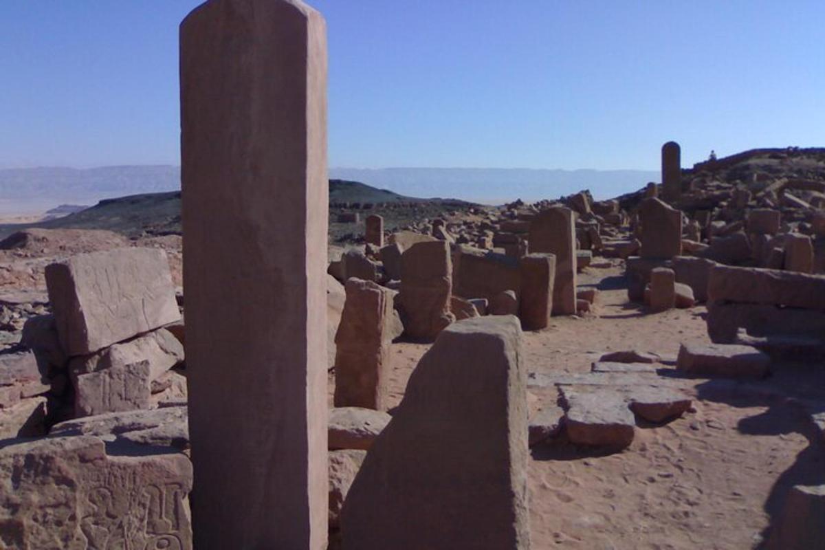 skupina ruin v poušti s pilířem
