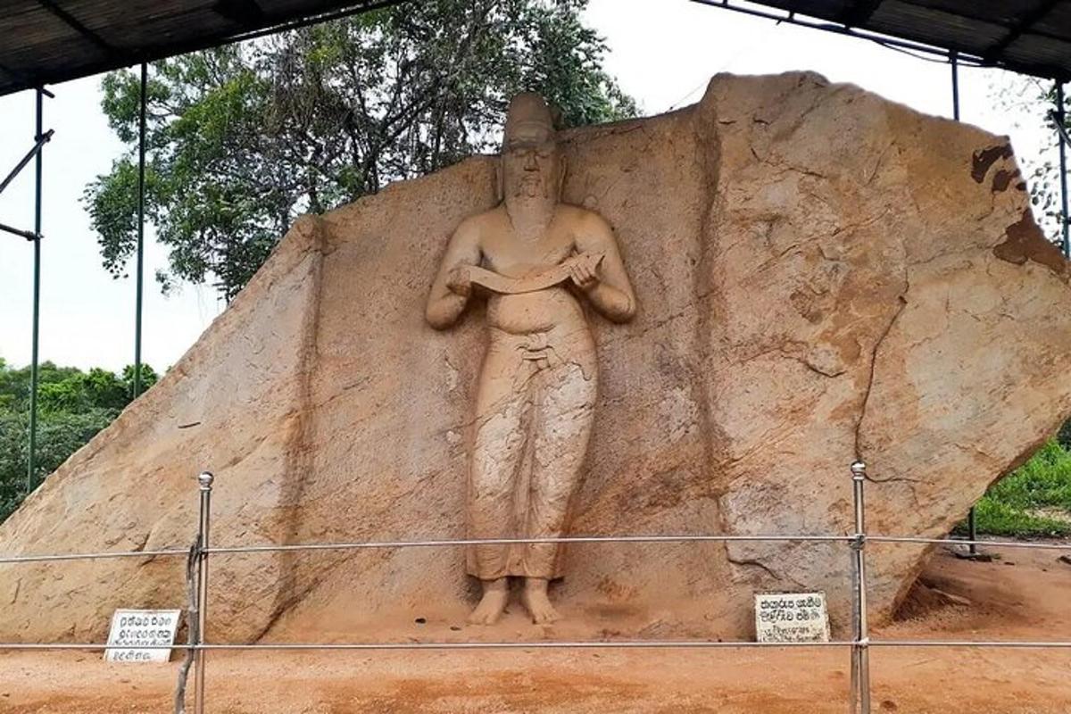 una estatua de un hombre en una roca