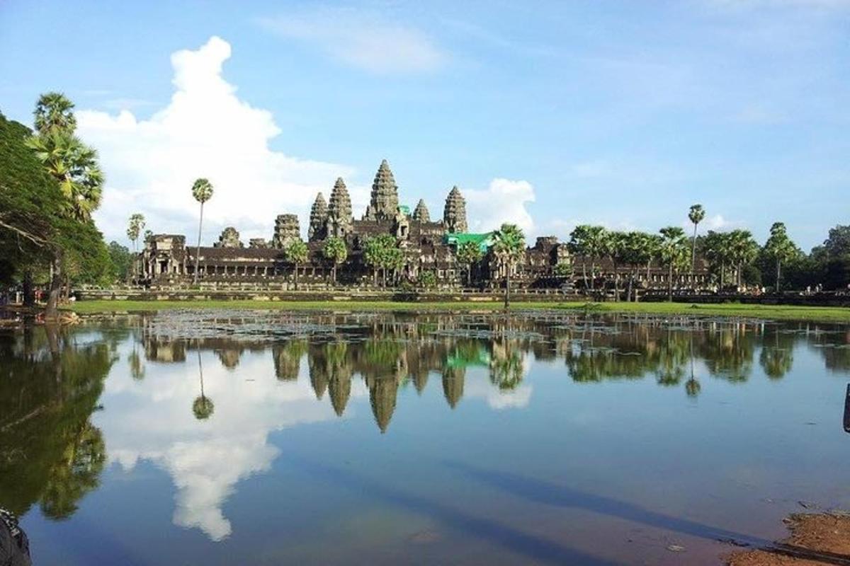 una vista di un tempio con il suo riflesso nell'acqua