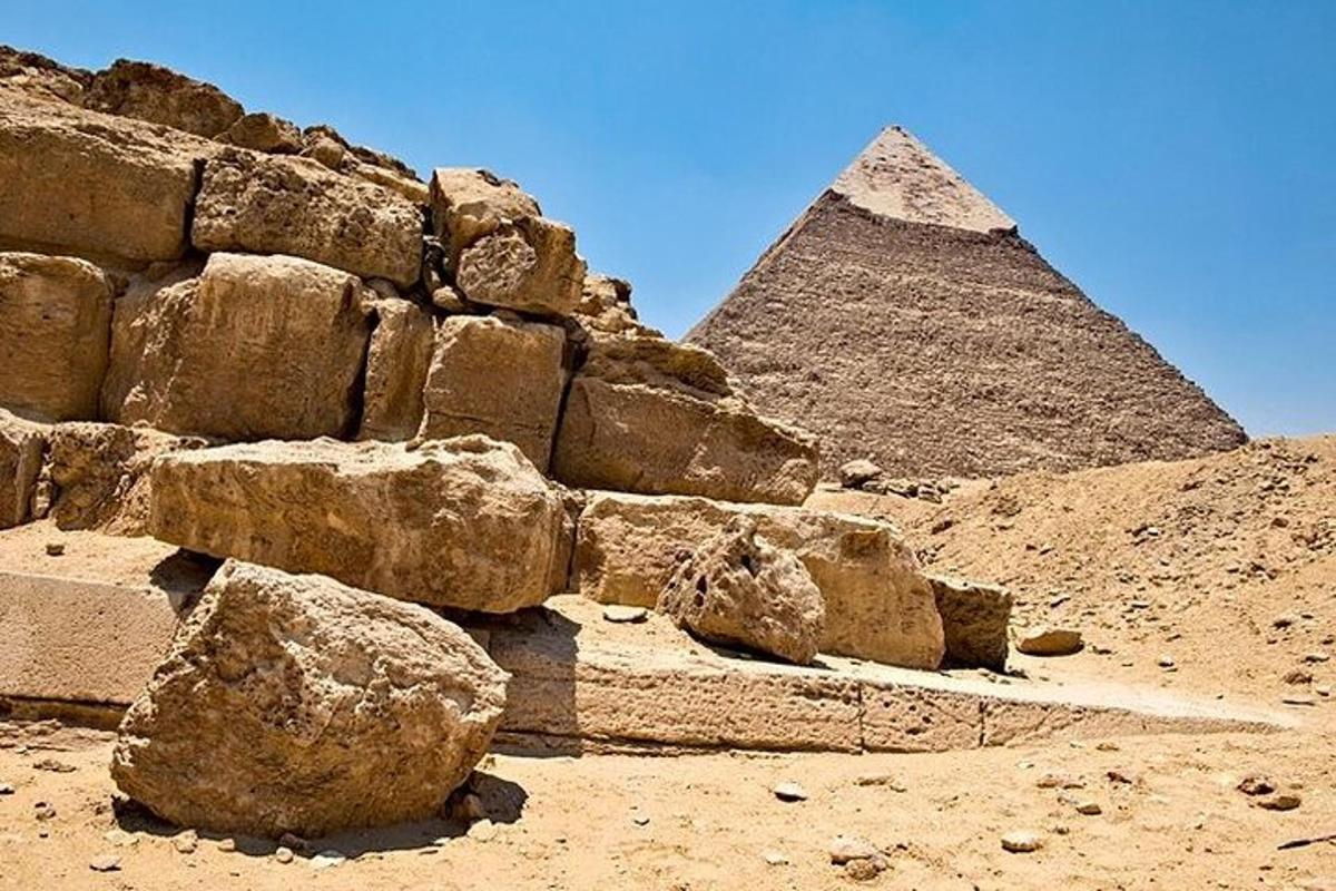 hromada kamení před pyramidou