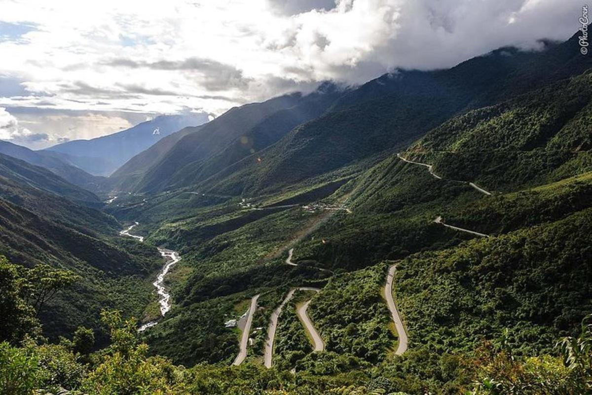 una vista di una valle di montagna con una strada tortuosa