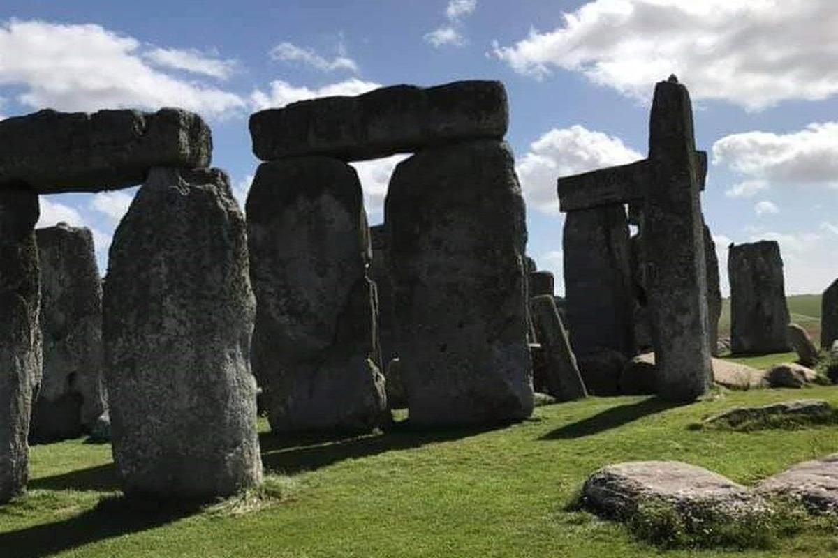 hópur af stórum Stonehenge-steinum á akri