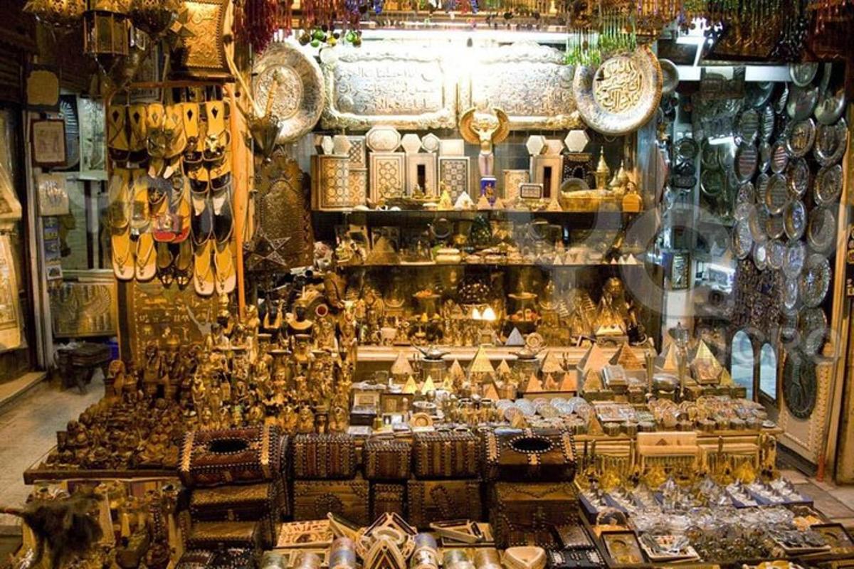 ένα κατάστημα γεμάτο με πολλά αντικείμενα σε έκθεση