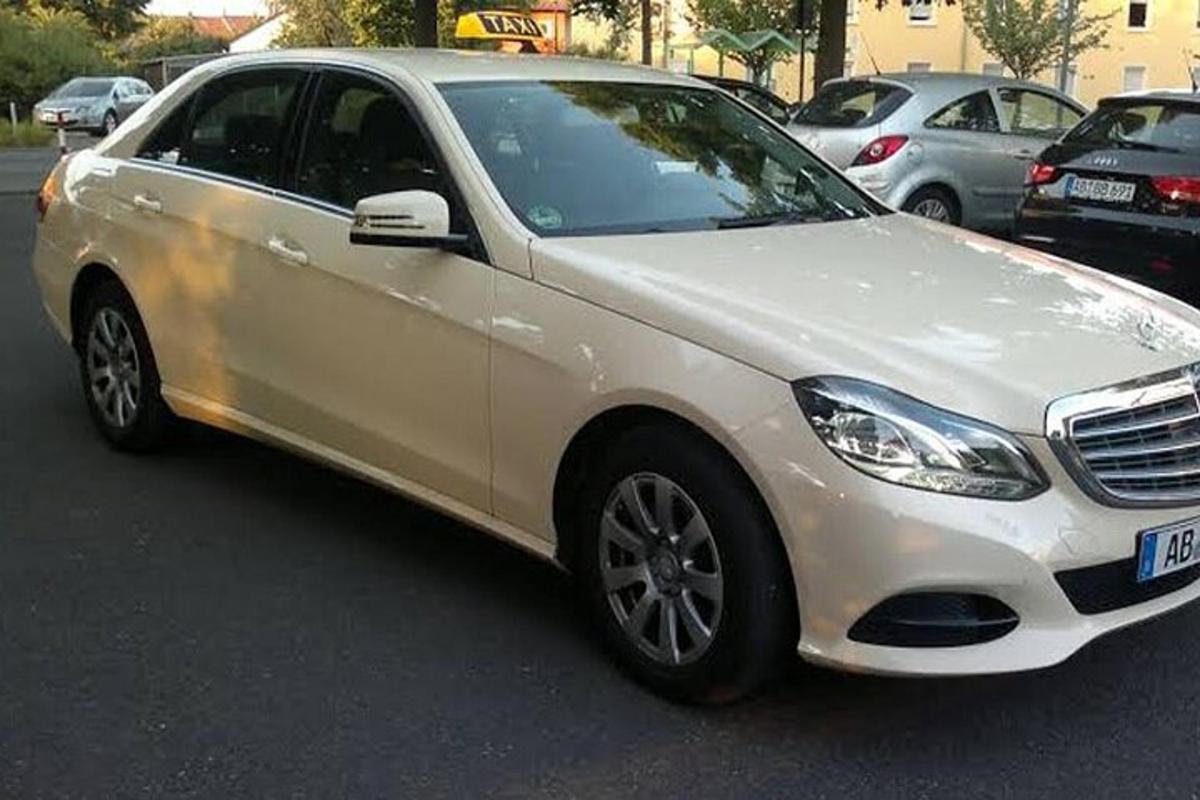 bílé auto zaparkované na parkovišti
