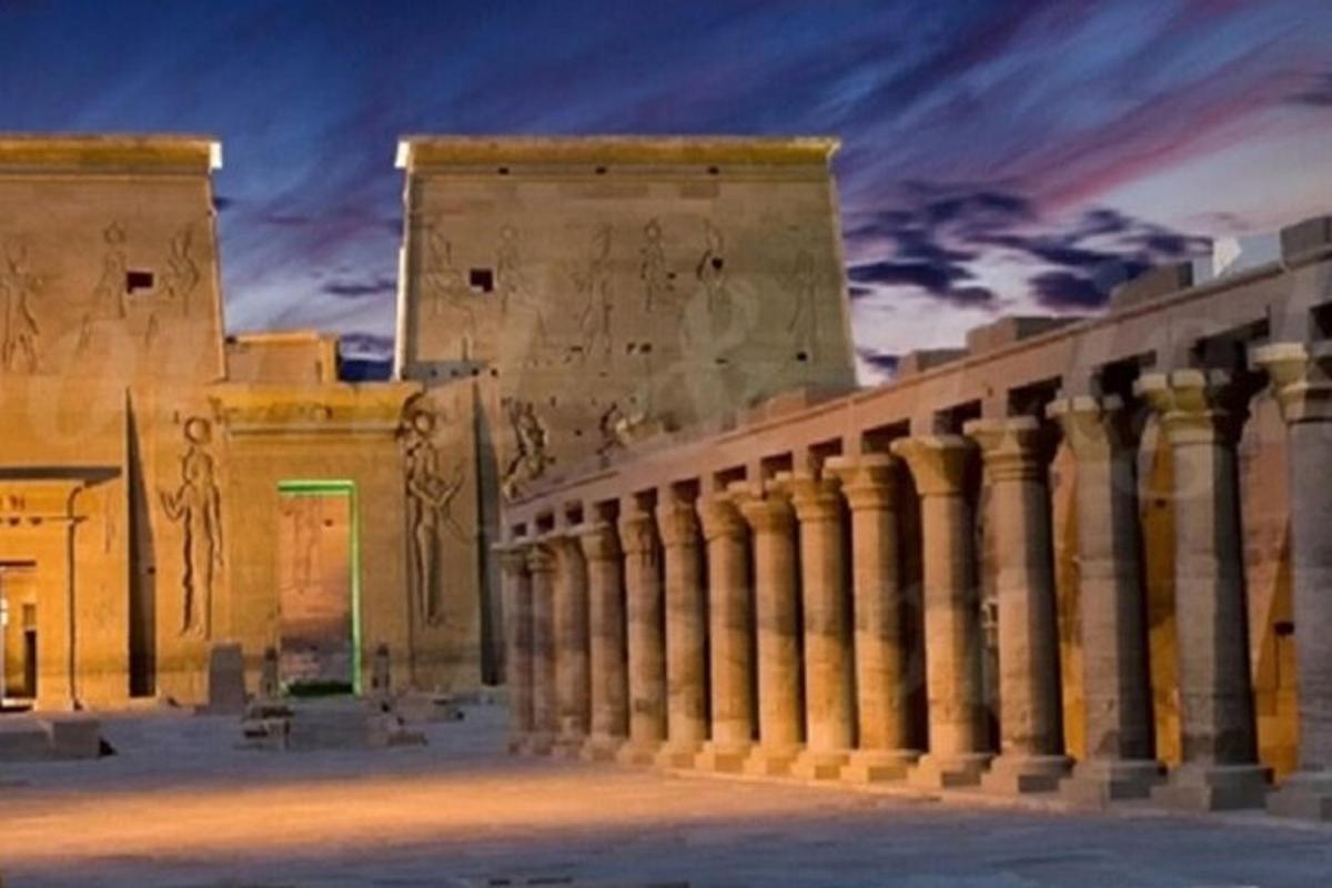 Ruinas antiguas de un edificio con columnas por la noche.