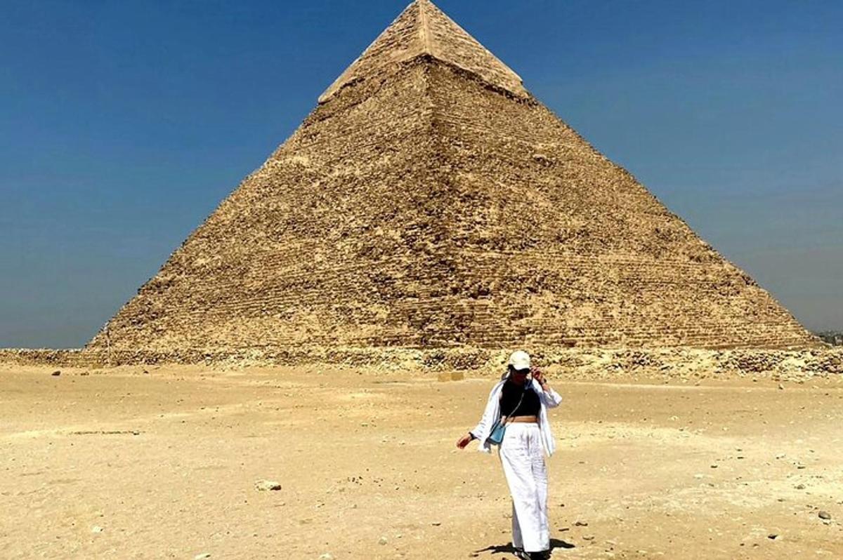 žena stojící před pyramidou