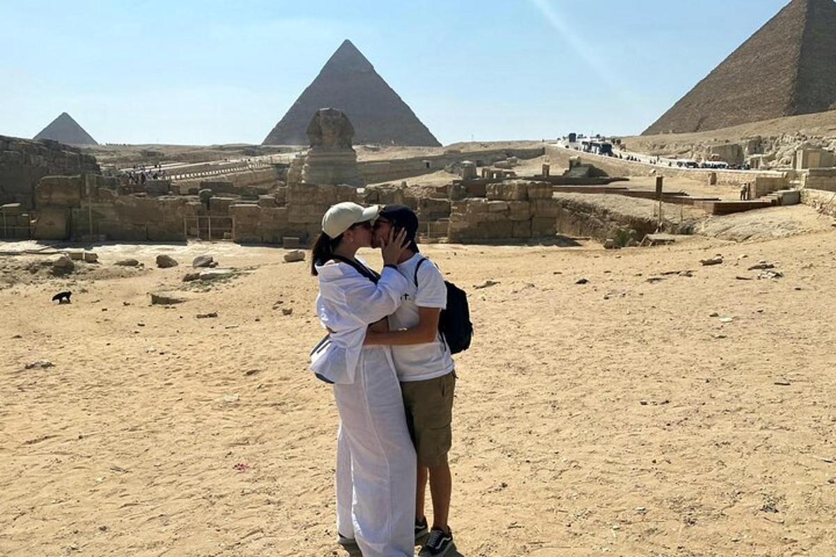 Pár líbající se před pyramidami