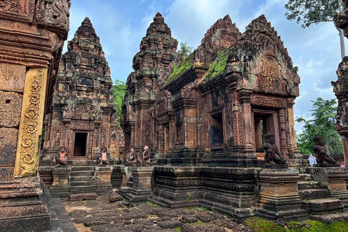 tempel Aasia linnas, mille ümber seisavad inimesed