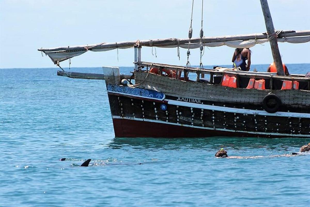 un grupo de personas en un barco en el agua