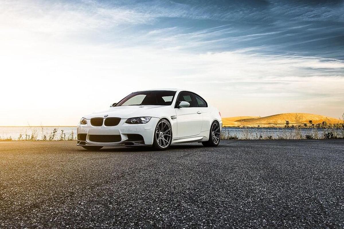 o mașină BMW albă parcată pe șosea