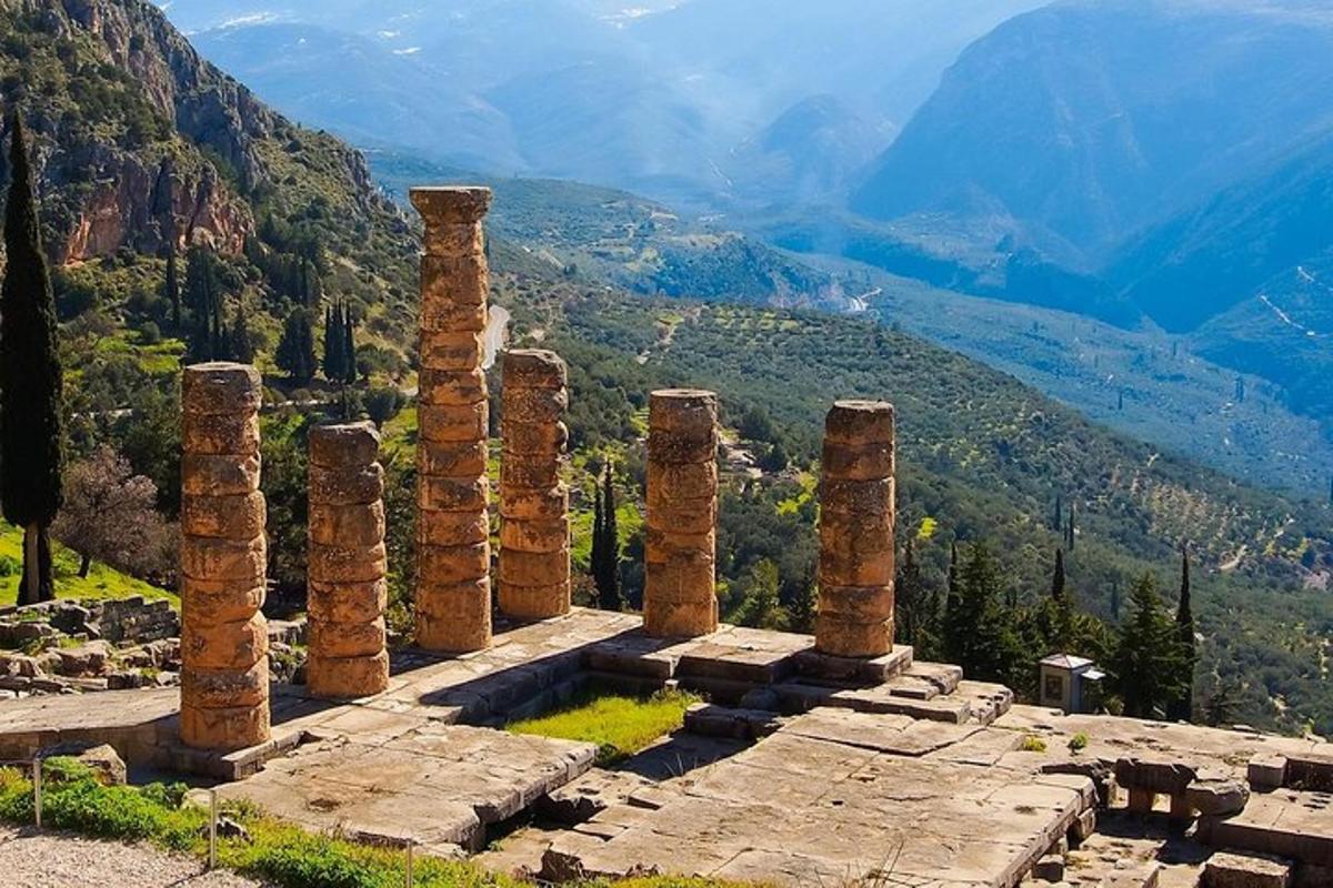 un grupo de columnas en la cima de una montaña