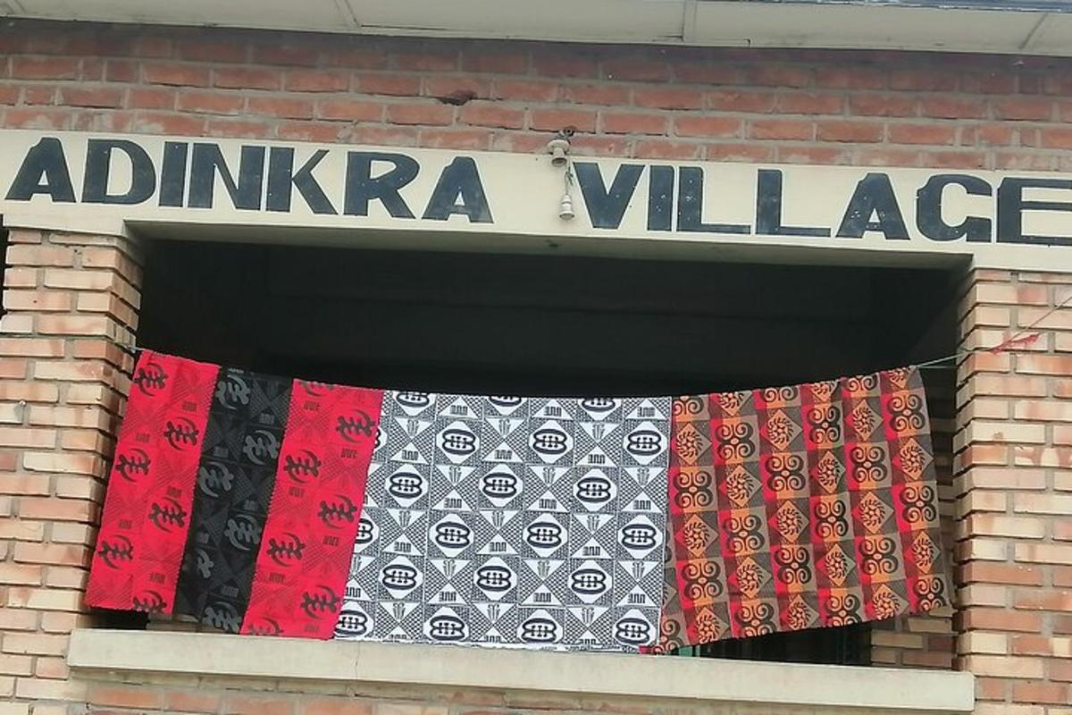 un edificio in mattoni con una finestra con un cartello sopra