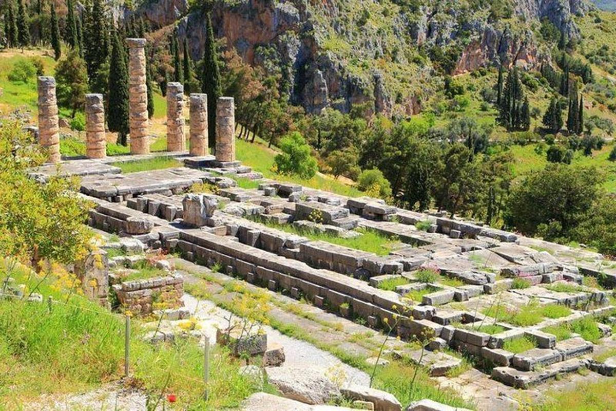 Un antiguo anfiteatro en una colina en un campo.