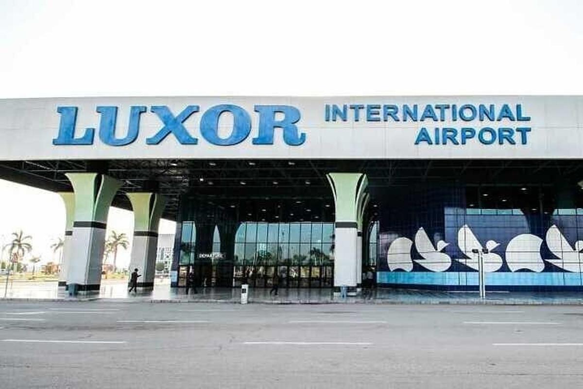 un indicator al aeroportului internațional Luzor pe lateralul unei clădiri