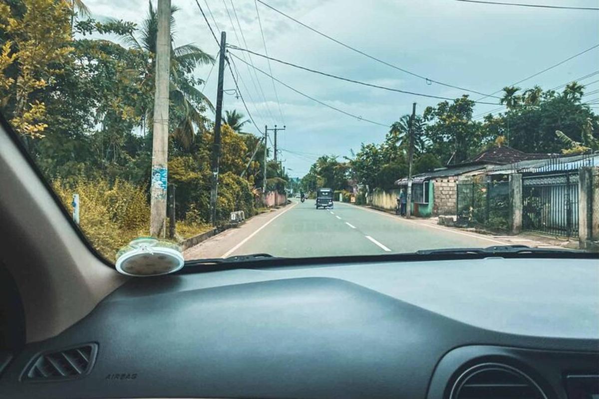 Una vista desde el parabrisas de un automóvil que circula por una calle.