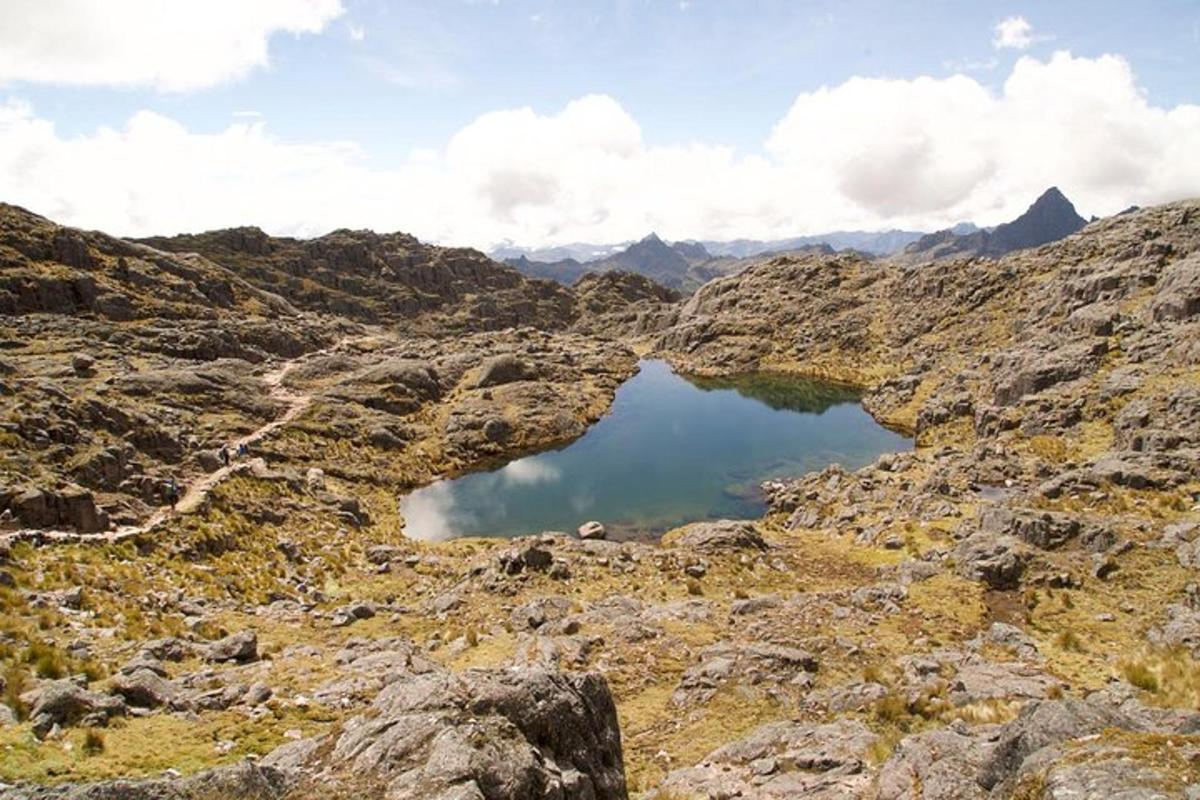 un llac de muntanya enmig d'un terreny rocós