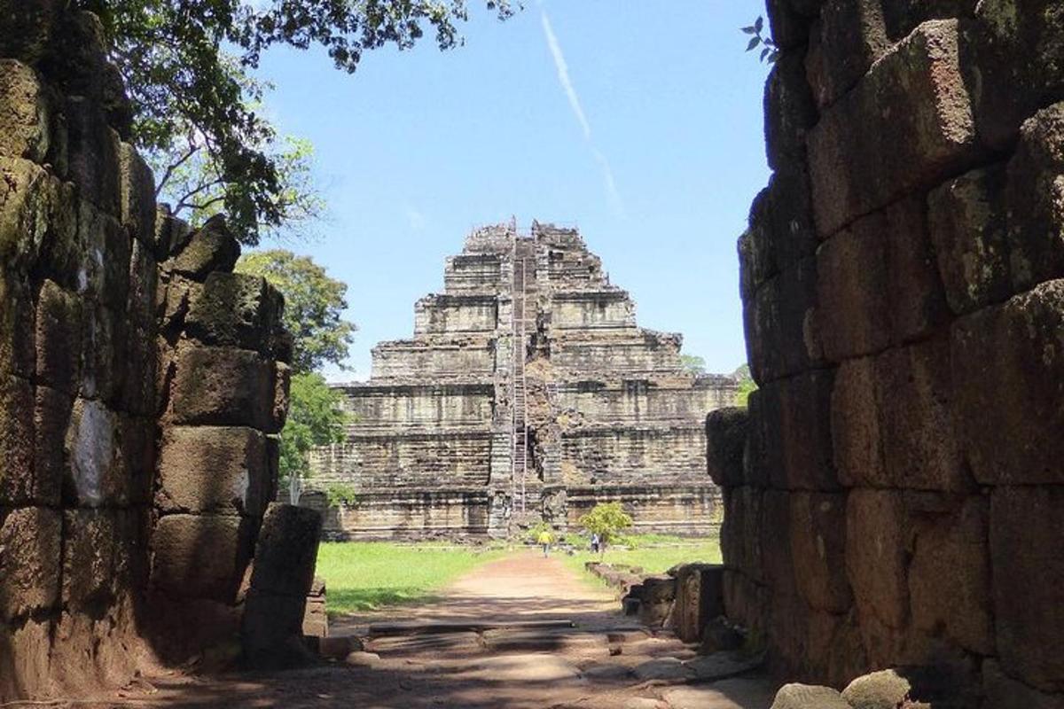 una vista d'un temple des d'un camí al davant