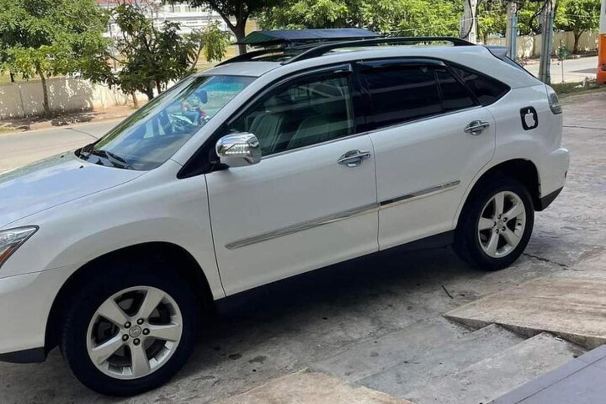 bílé SUV zaparkované na parkovišti