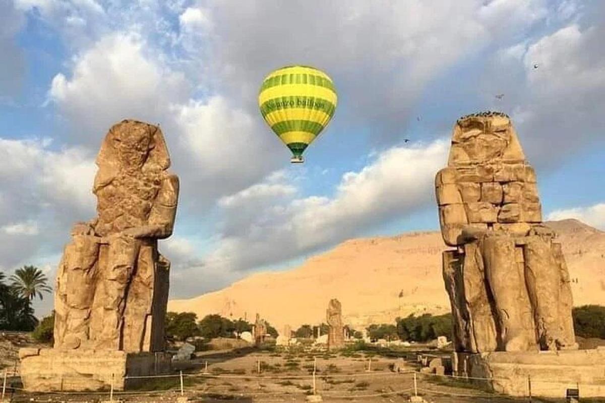 un balon cu aer cald zburând deasupra templelor antice