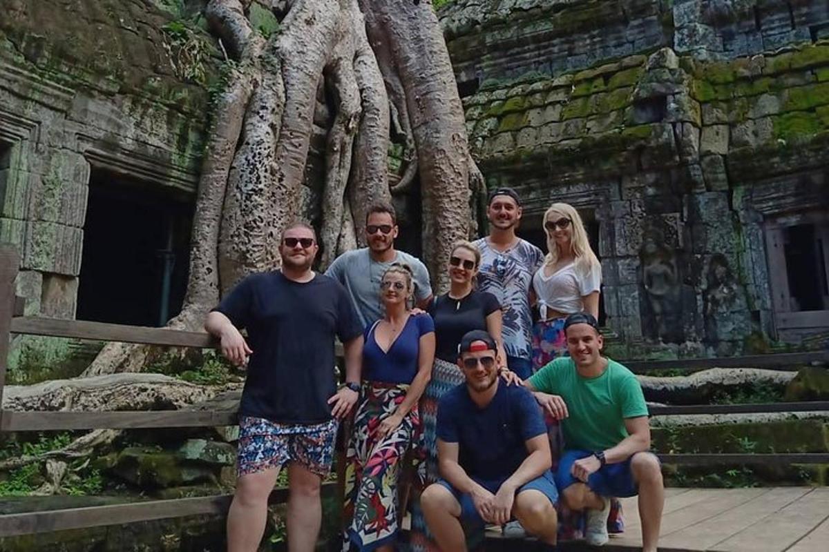 un grup de persones posant davant d'un arbre