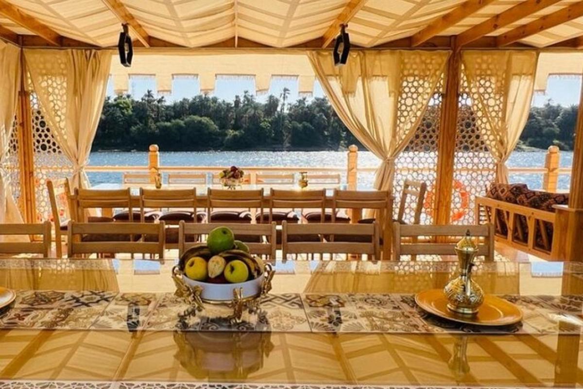 ruang makan dengan meja dengan semangkuk buah