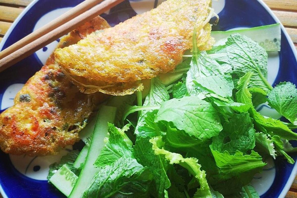 isang asul na plato ng pagkain na may salad at pritong isda