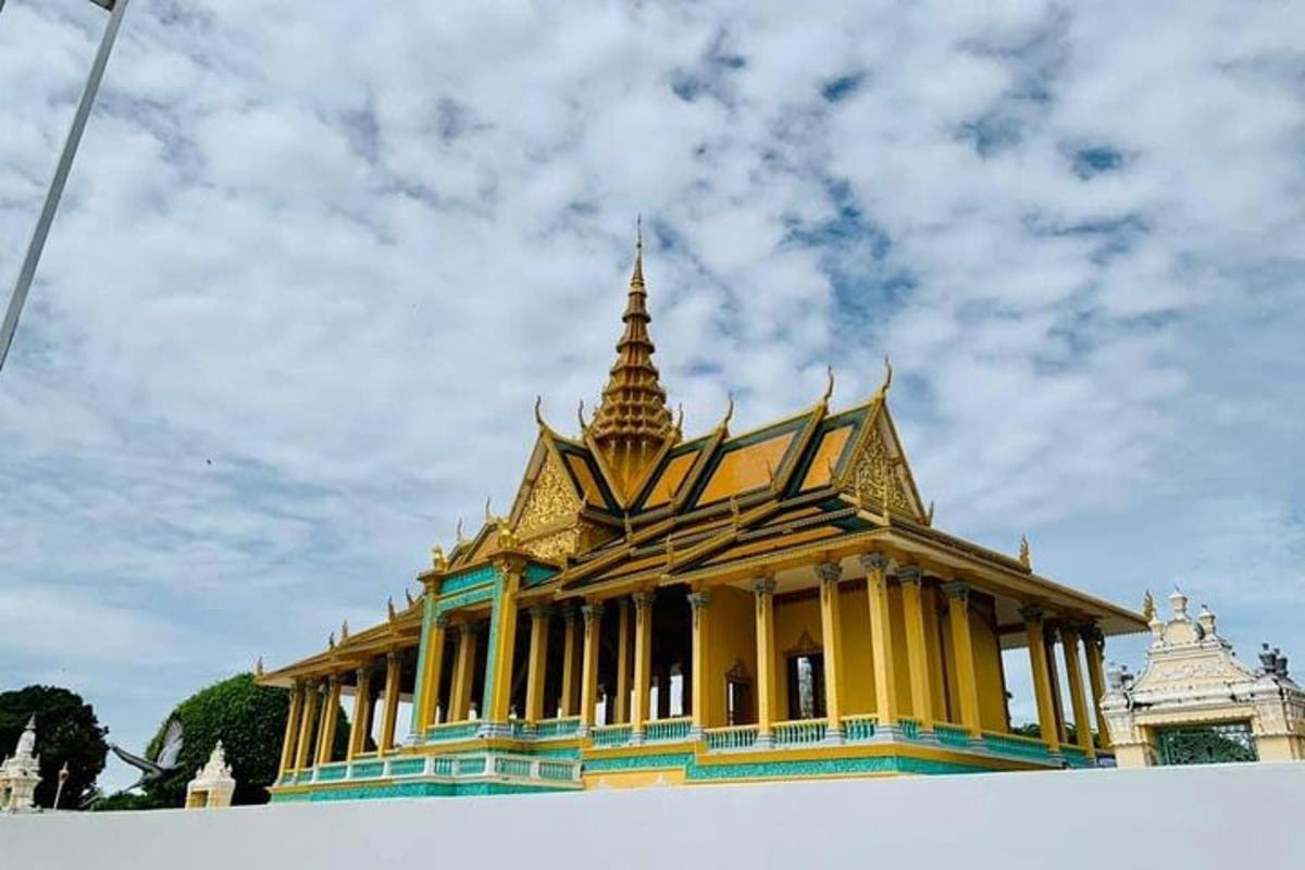 bangunan emas dengan puncak menara di atasnya