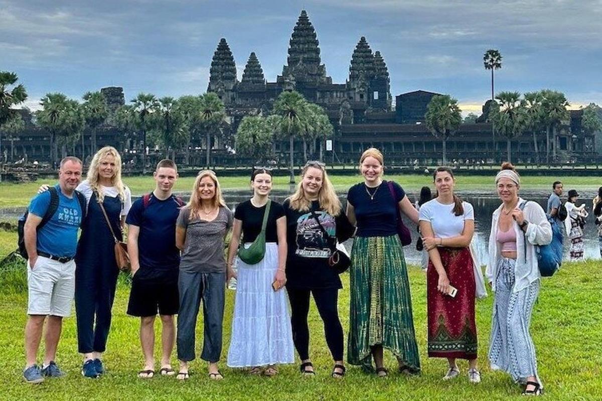 un grup de persones dempeus davant d'un temple