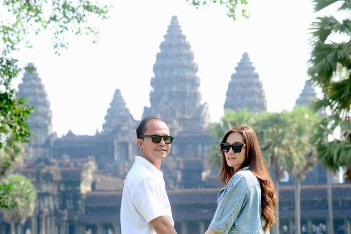 un home i una dona drets davant d'un temple