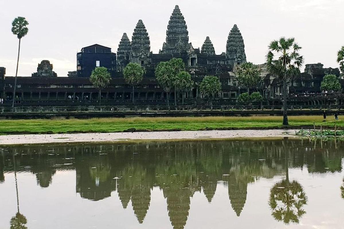 et utsiktspunkt over et tempel med en refleksjon i en vannmasse