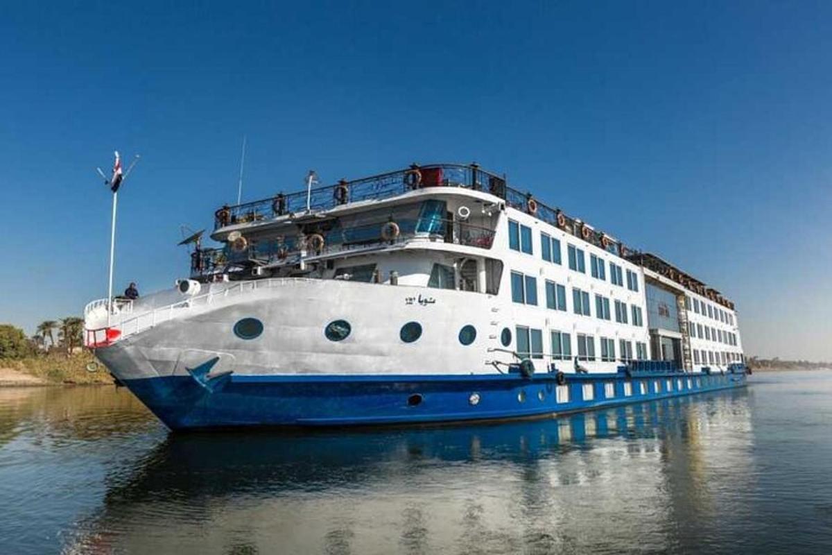 sebuah kapal persiaran besar duduk di dalam air