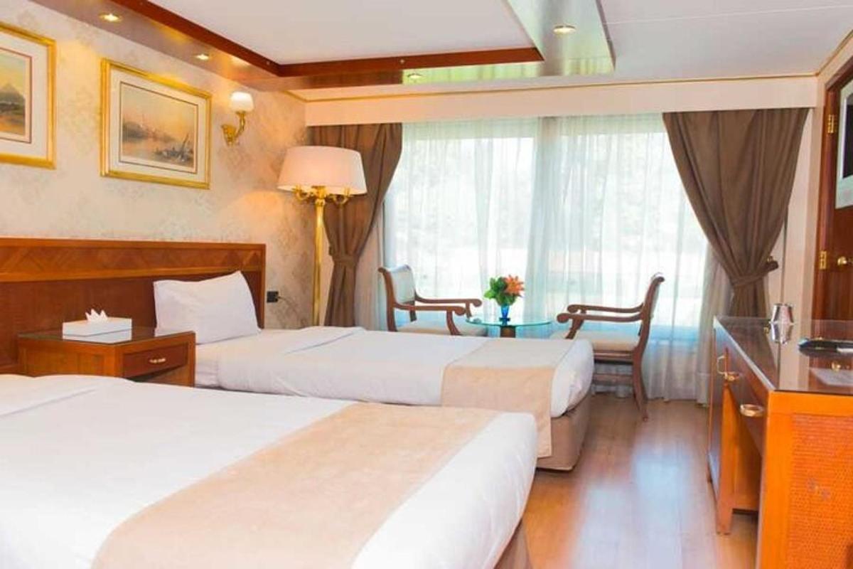 sebuah bilik hotel dengan dua katil dan sebuah meja